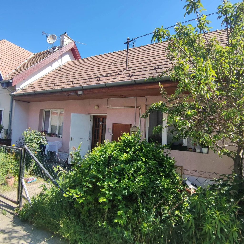 HÁZRÉSZ Budakeszi frekventált részén
