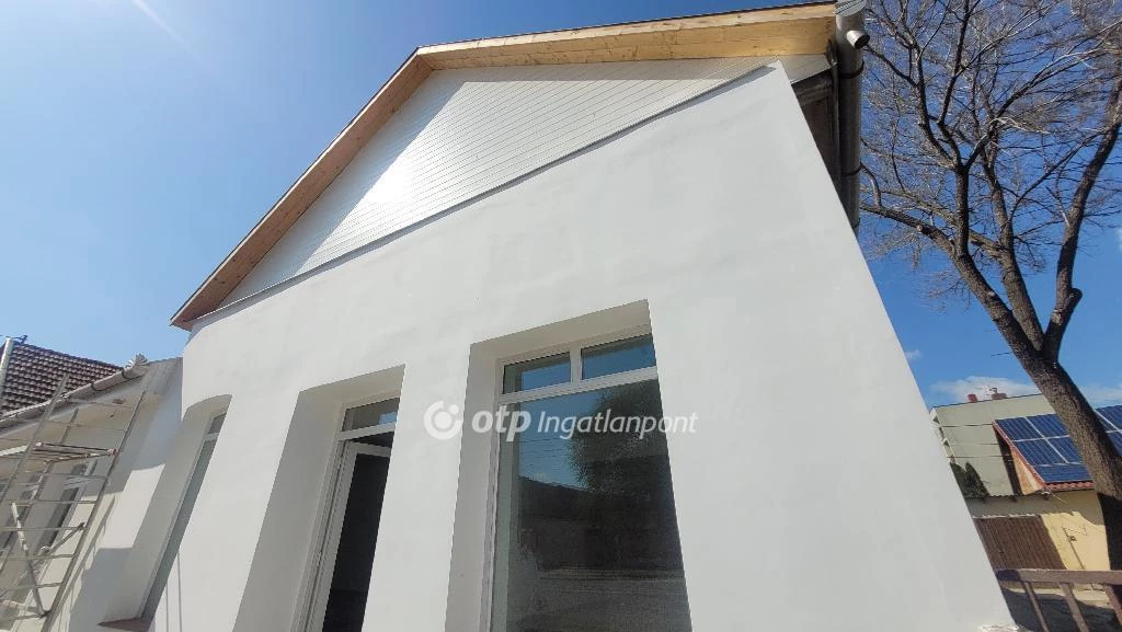 Eladó Üzlethelyiség, Jászberény