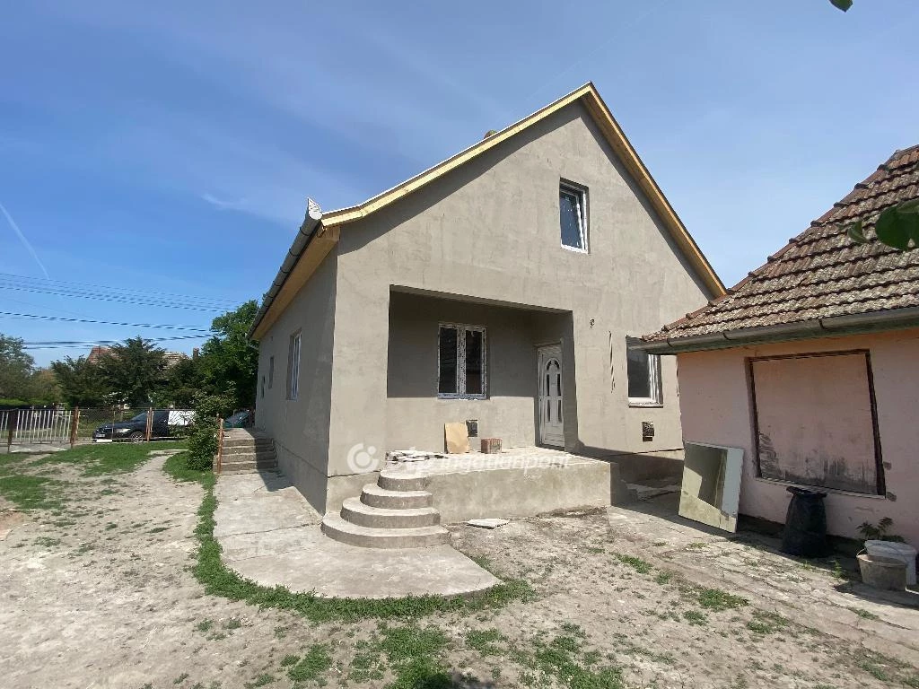 Eladó Ház, Újszász