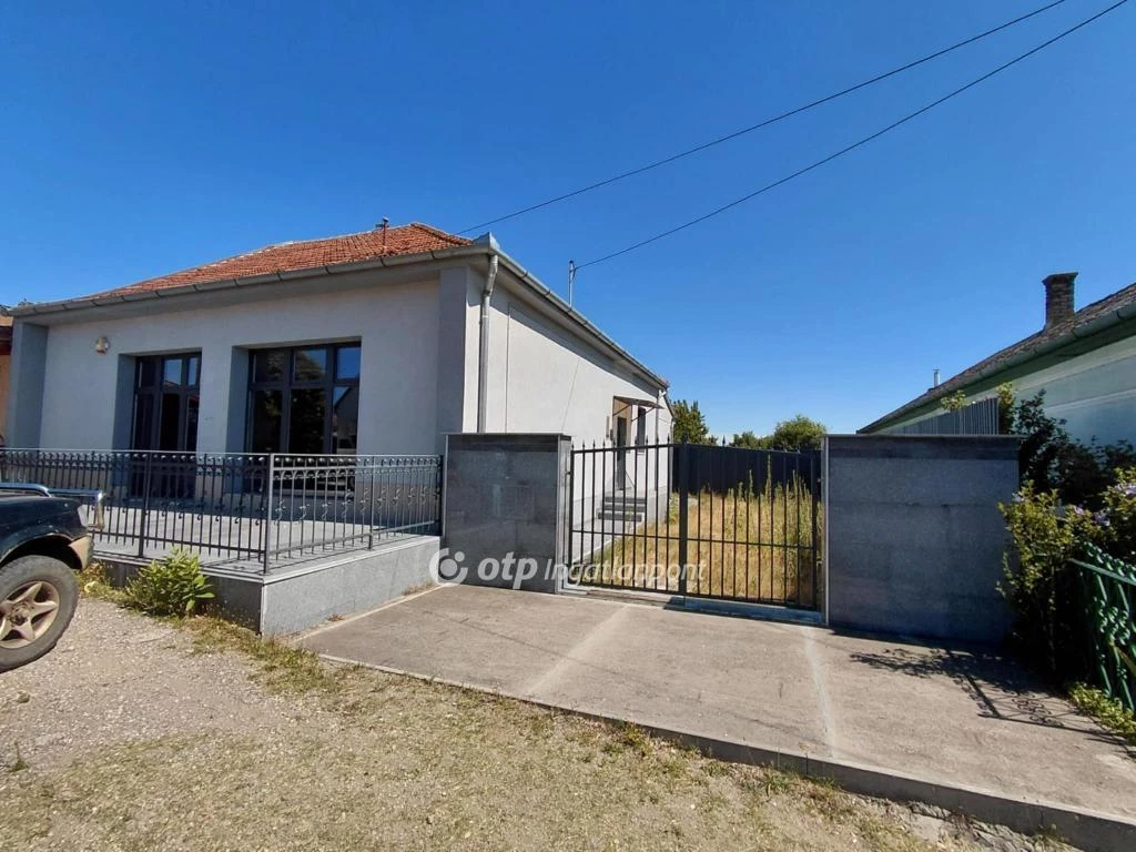 Eladó Üzlethelyiség, Dány