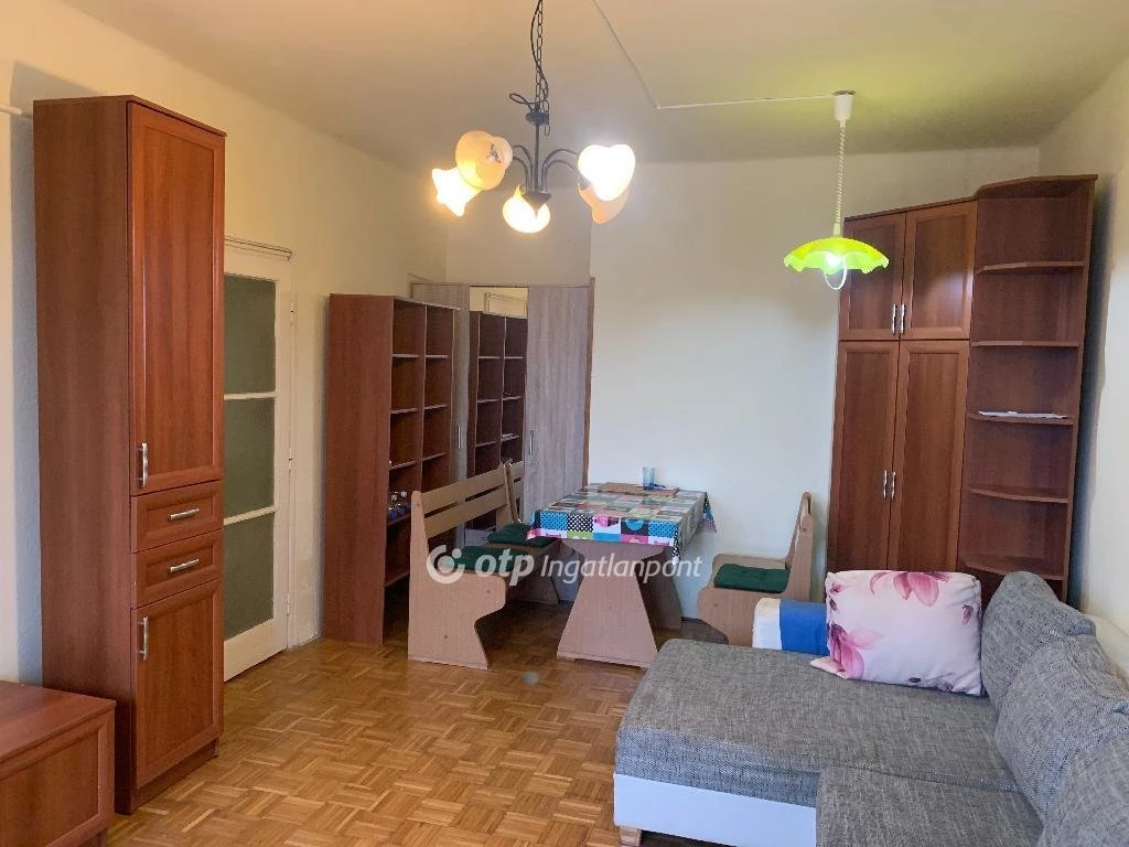 Eladó Lakás, Szolnok