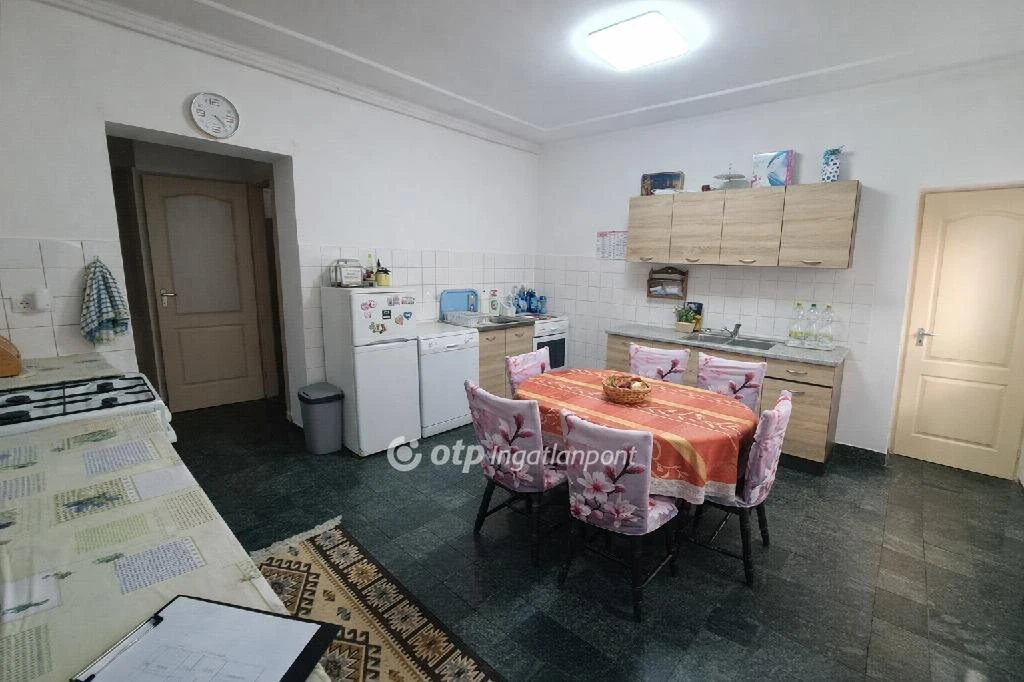 c3-1-name c2-1-name, Ceglédbercel, Vasútállomás környéke