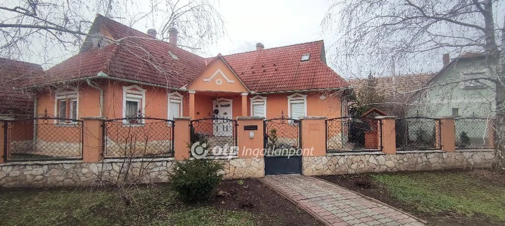 Eladó Ház, Szolnok