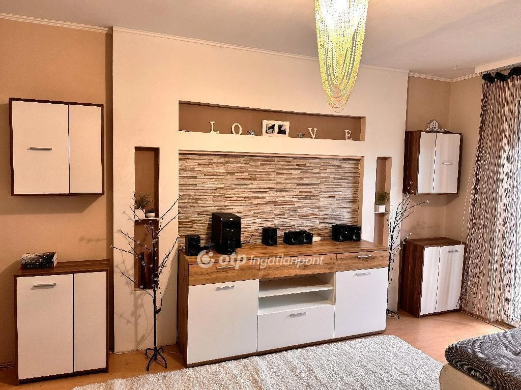 Eladó Lakás, Szolnok