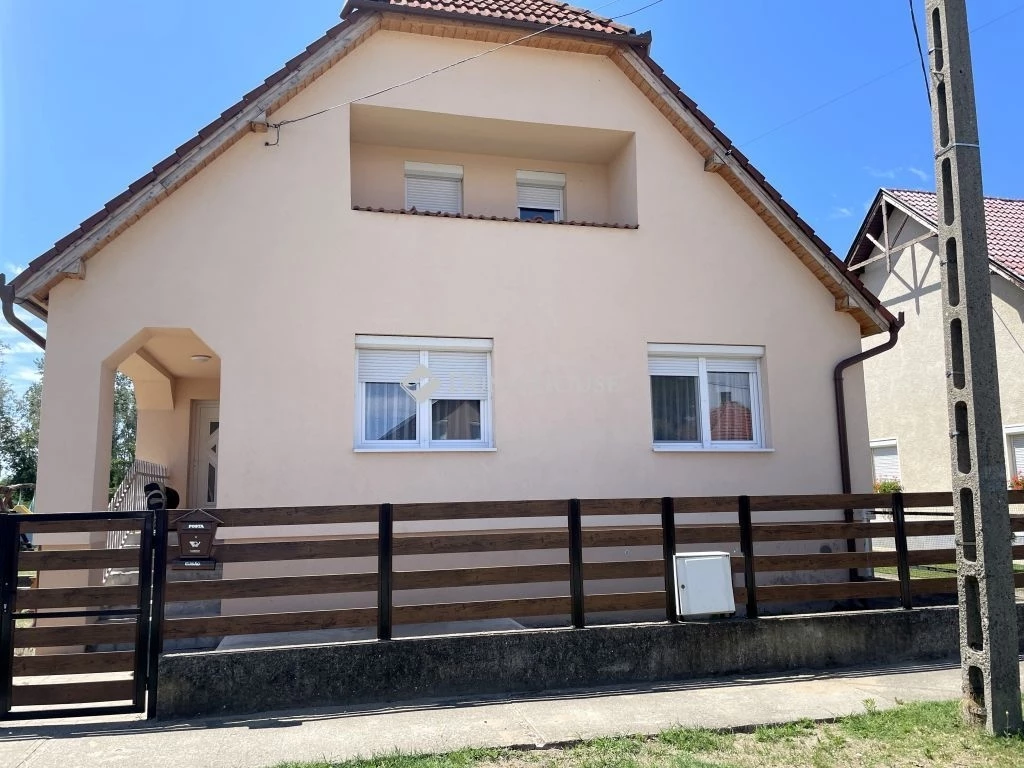 Nappali + 3 szobás felújított családi ház - 1000 nm-es telek