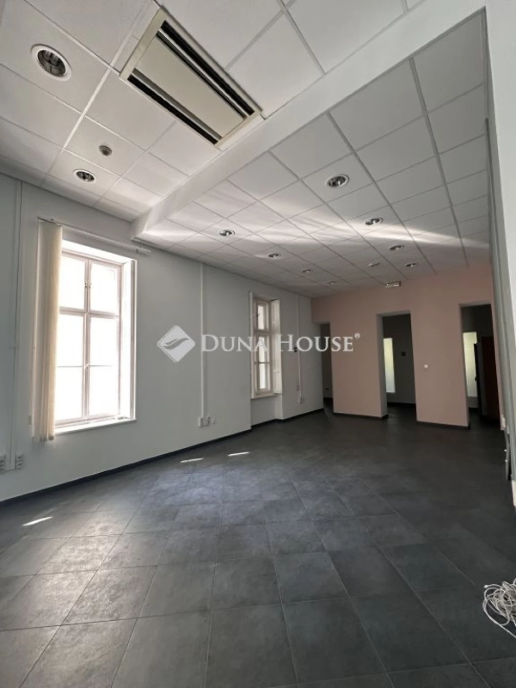 Kiadó a belvárosban irodaépület, Szegeden