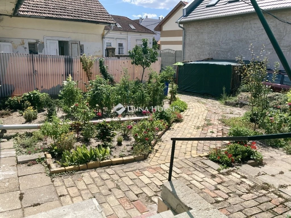 Belváros szélén felújítandó családi ház eladó - 50%ban beépíthető telken