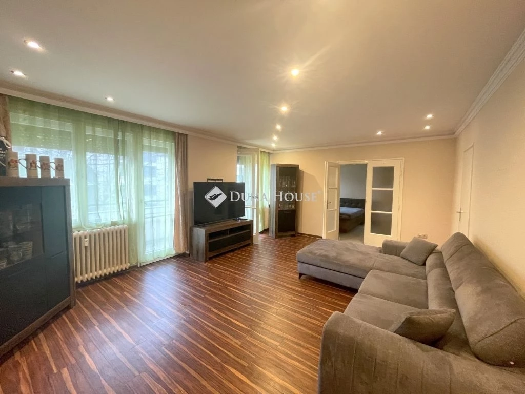 Belvárosi 78 nm-es tágas, 3. emeleti, nagy erkélyes lakás