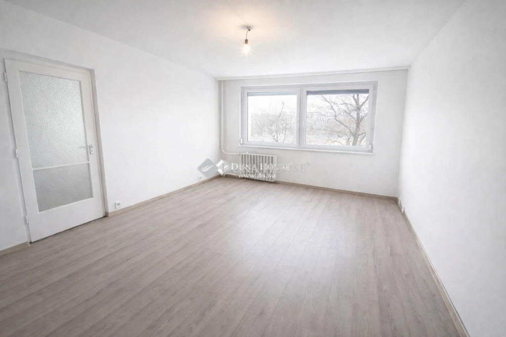 t Aradi Vértanúk terén 2.moldova emeleti lakás eladó !