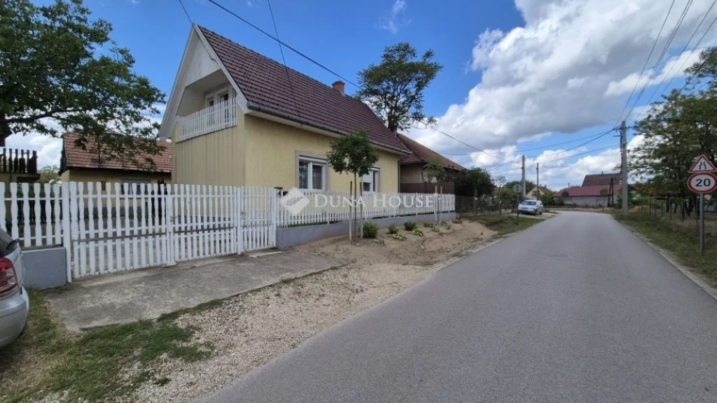 Eladó ház, Lajosmizse