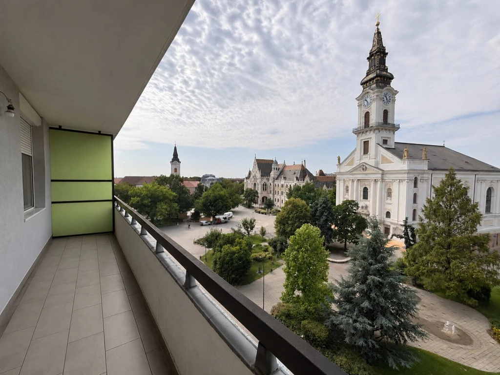 FŐTÉRi panorámás, NAGY ERKÉLYes, nappali + 2 szobás LAKÁS