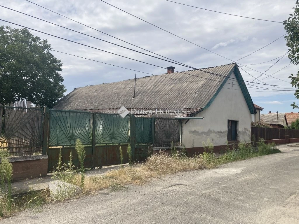 Eladó telek, Izsák