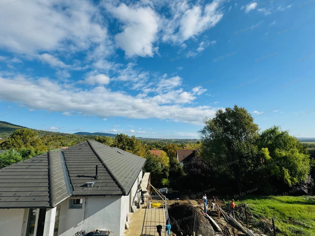 Pomáz előkelő kertvárosi részén, PANORÁMÁS CSALÁDI HÁZ eladó!