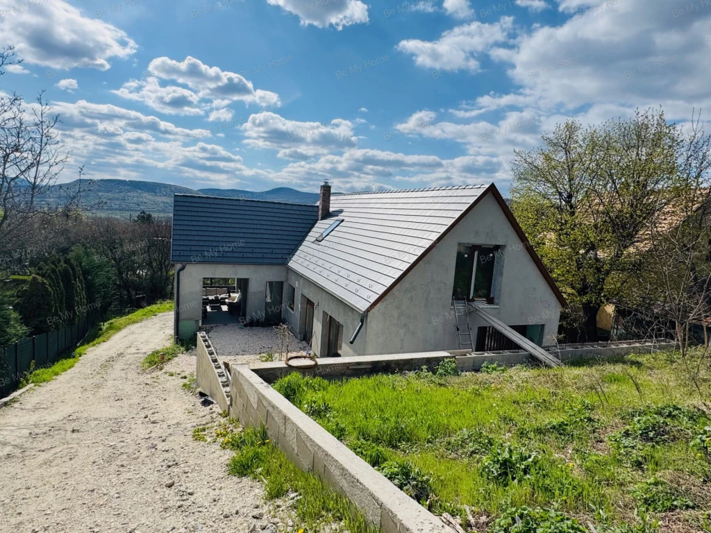 Pismány hegyen csodás panorámával családi ház ELADÓ