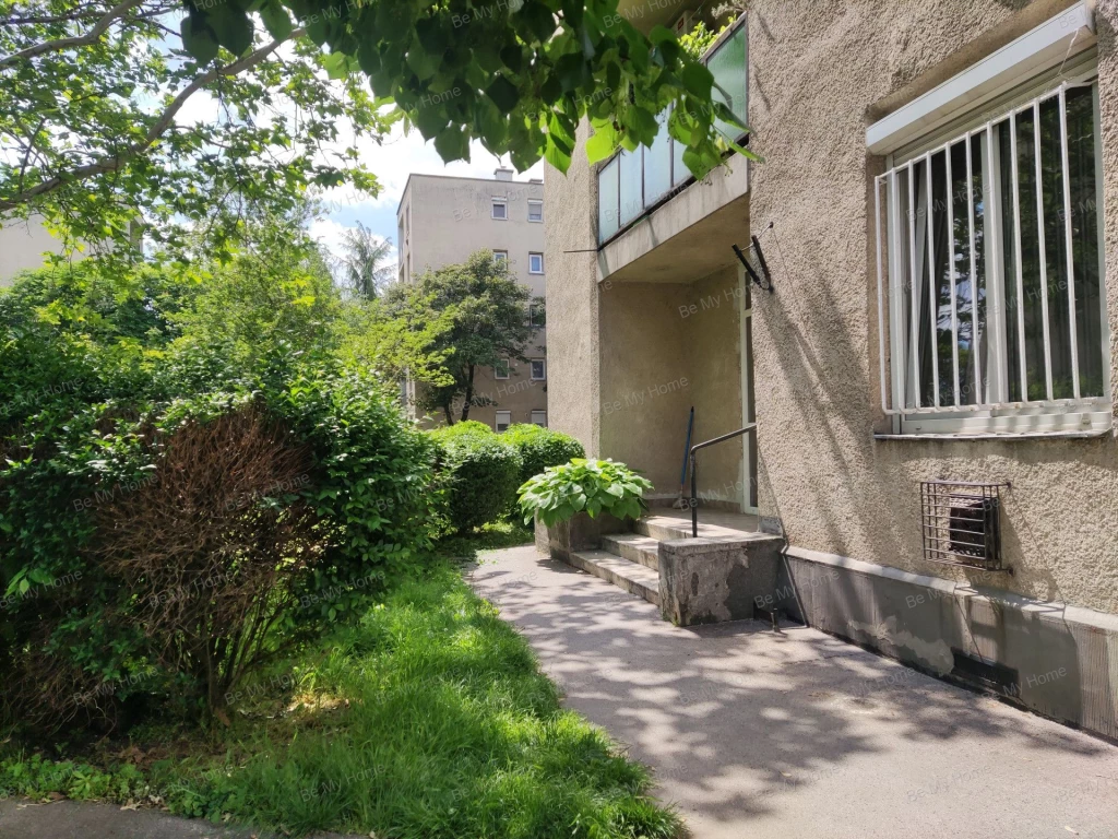XV. Énekes utcai lakótelepen eladó egy 27 nm-es, 1.5 szobássá alakítható téglalakás