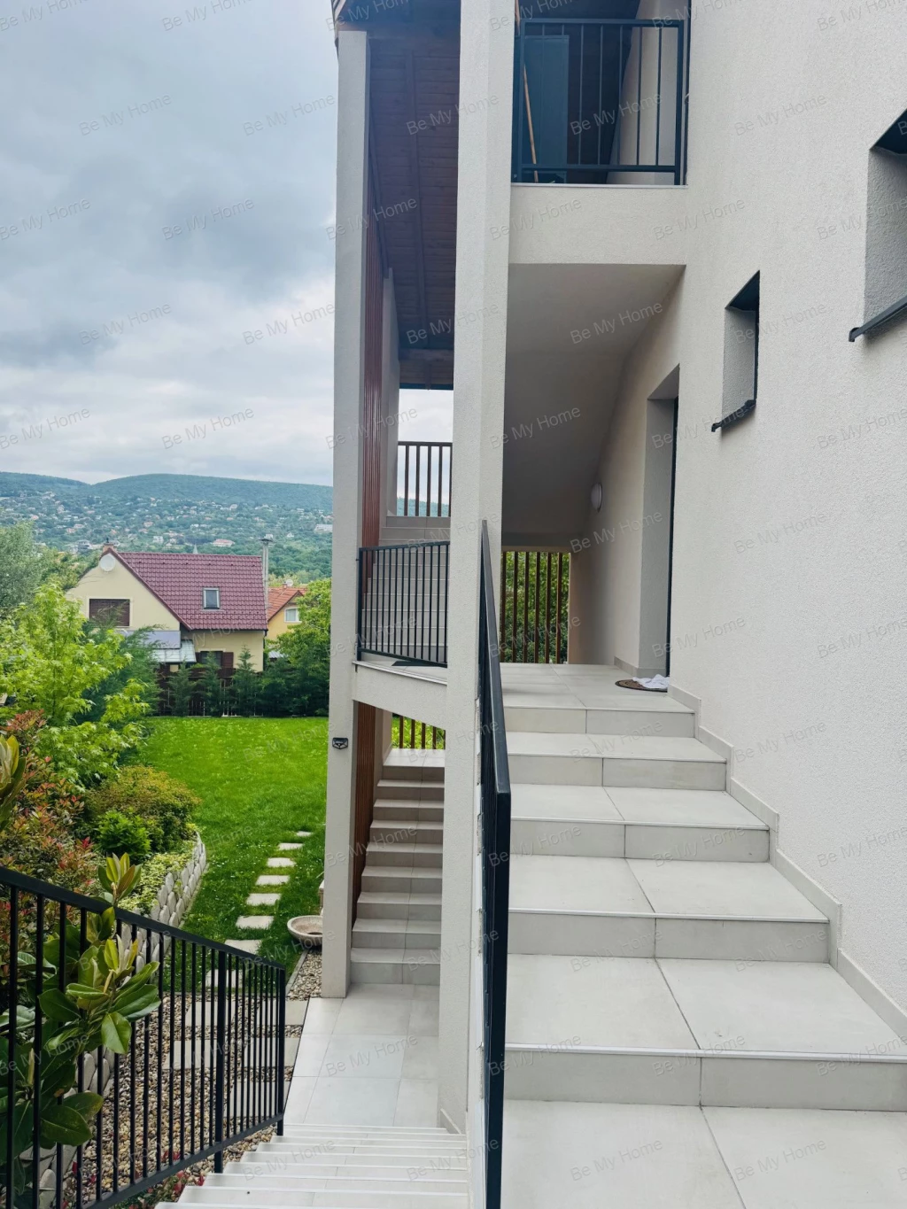 Eladó egy EGYSZINTES, PANORÁMA TERASZOS LAKÁS Szentendrén az Izbégen, AUTÓBEÁLLÓVAL.