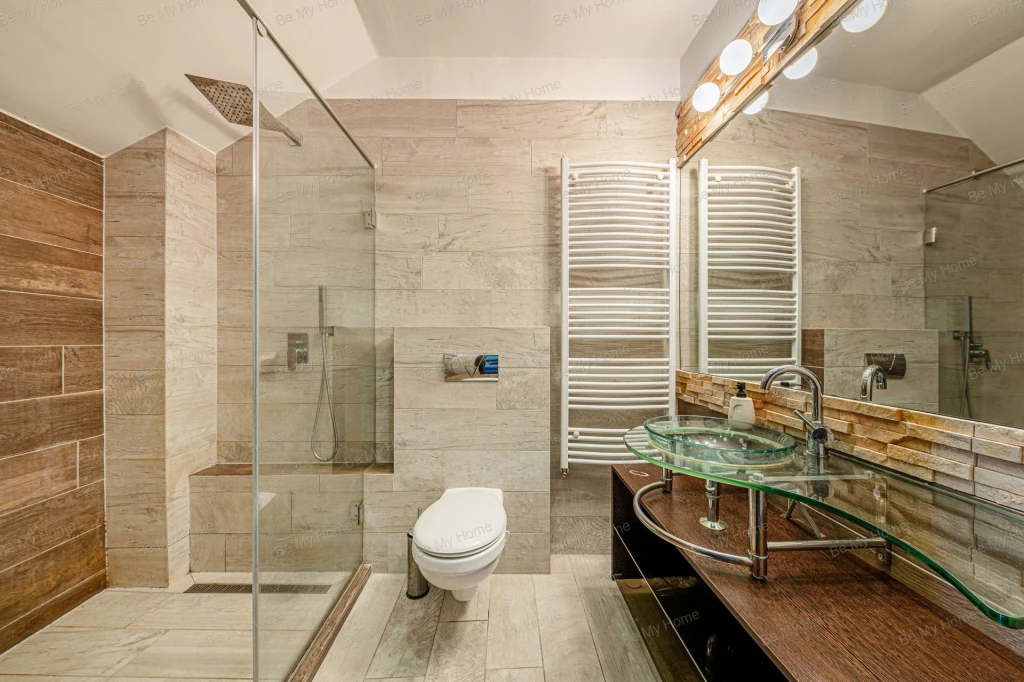 Óbuda központjában, zöldövezetben