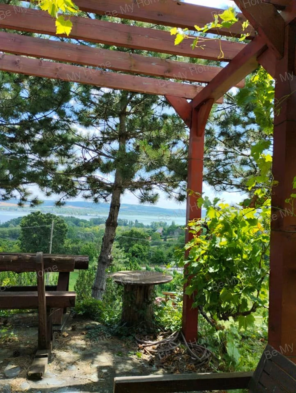Tihanyban Cser hegyen panorámás ingatlan eladó nagy telekkel