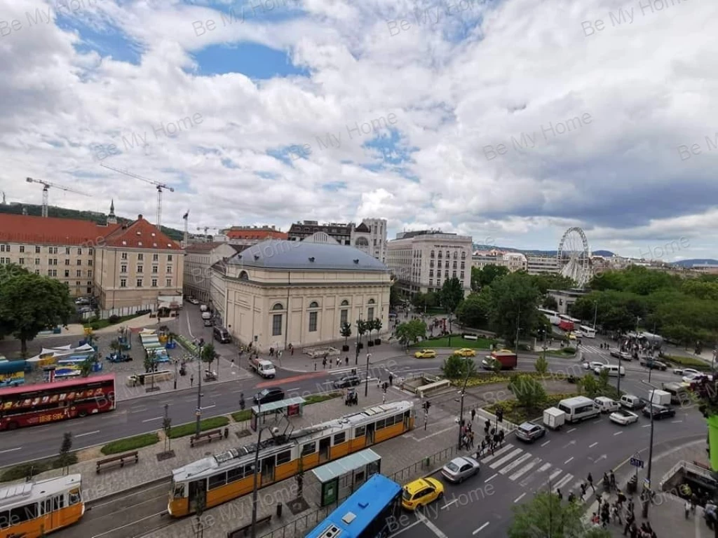 VII, frekventált helyen, Deák térre panorámás, emeleti, 3 franciaerkélyes lakás kiadó
