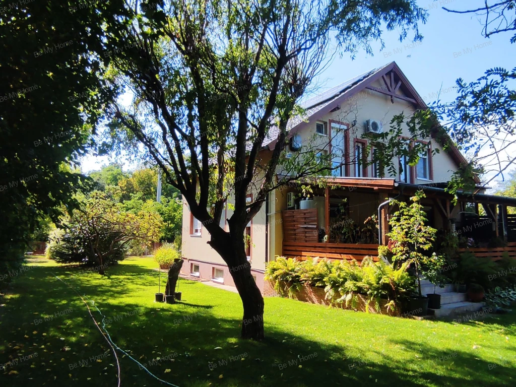 Fóton, Somlyó lábánál 7 szobás, újszerű családi ház eladó 3400 nm-es telekkel, lótartásra is alkalmas