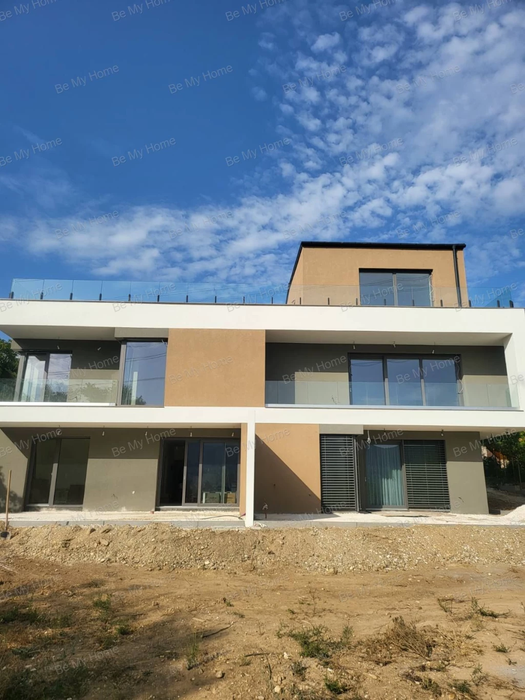 PANORÁMÁS LAKÁS HATALAMAS TERASSZAL ÜRÖMHEGYEN