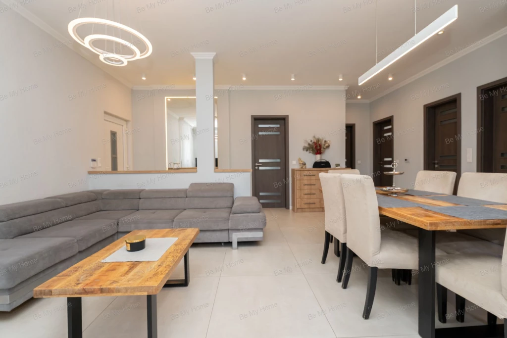 Eladásra kínálok Solymáron egy 222 nm-es CSALÁDI HÁZAT üzlethelyiséggel!