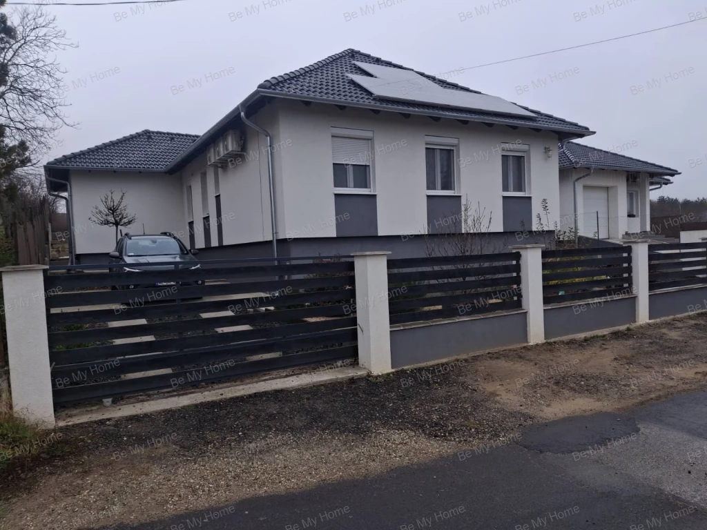 Őrbottyánban, jó közlekedés mellett, csendes, nappali + 5 hálószobás önálló családi ház eladó