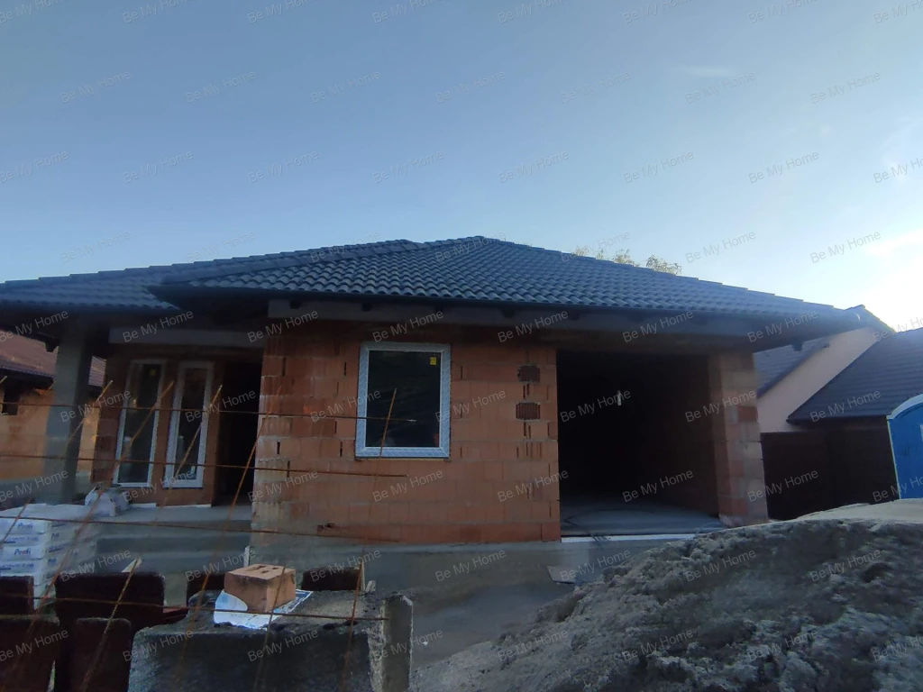 Őrbottyánban, jó közlekedés mellett, csendes, nappali + 3 hálószobás önálló családi ház eladó nagy telekkel