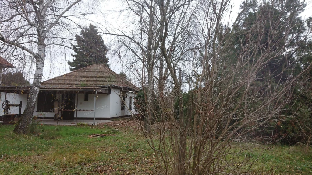 XVI, Árpádföldön eladó egy felújítandó Kádár kocka ház 830 nm-es, gyönyörű fás telekkel