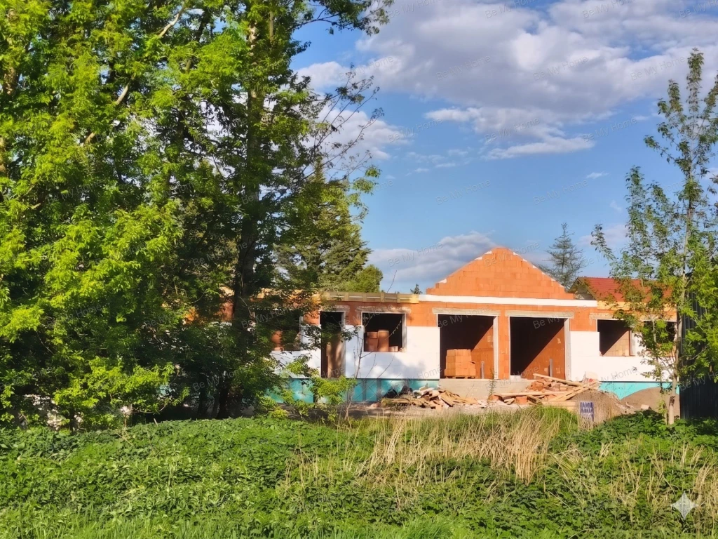 Fótújfalun eladó nappali + 4 hálószobás ikerház fél, csak a garázsokkal kapcsolódva