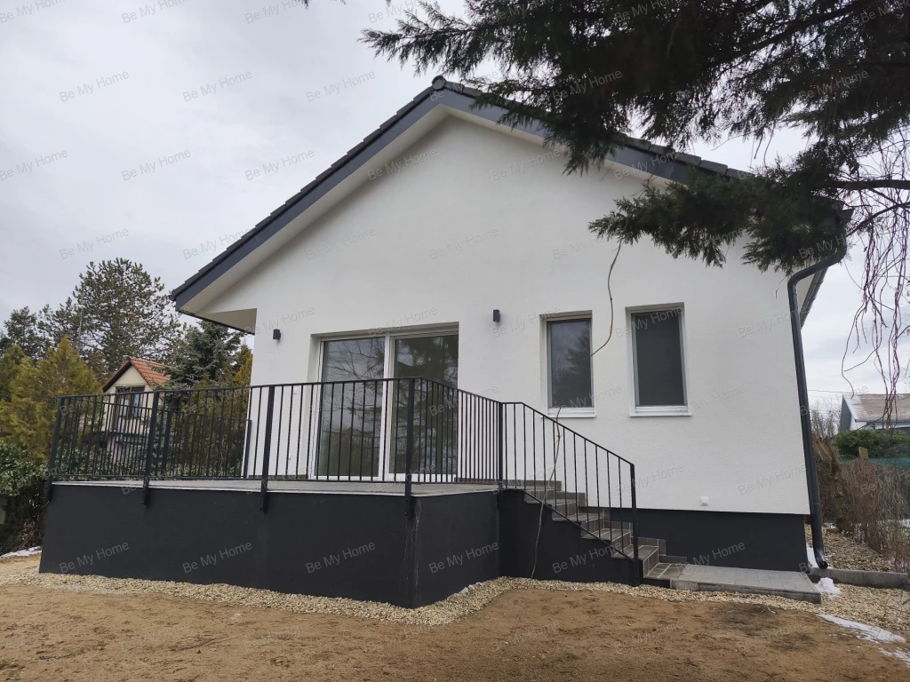 Extrákkal felszerelt csendes helyen lévő, költözhető, nappali+3 hálószobás ikerház fél eladó Erdőkertesen