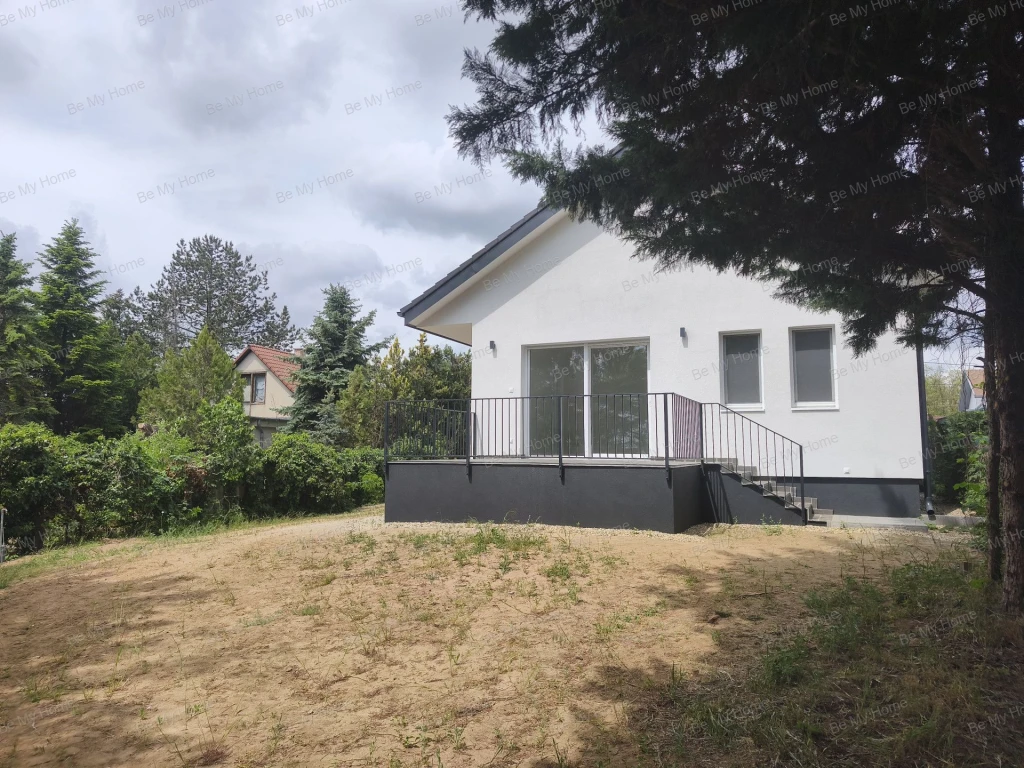 Extrákkal felszerelt csendes helyen lévő, költözhető, nappali+3 hálószobás ikerház fél eladó Erdőkertesen