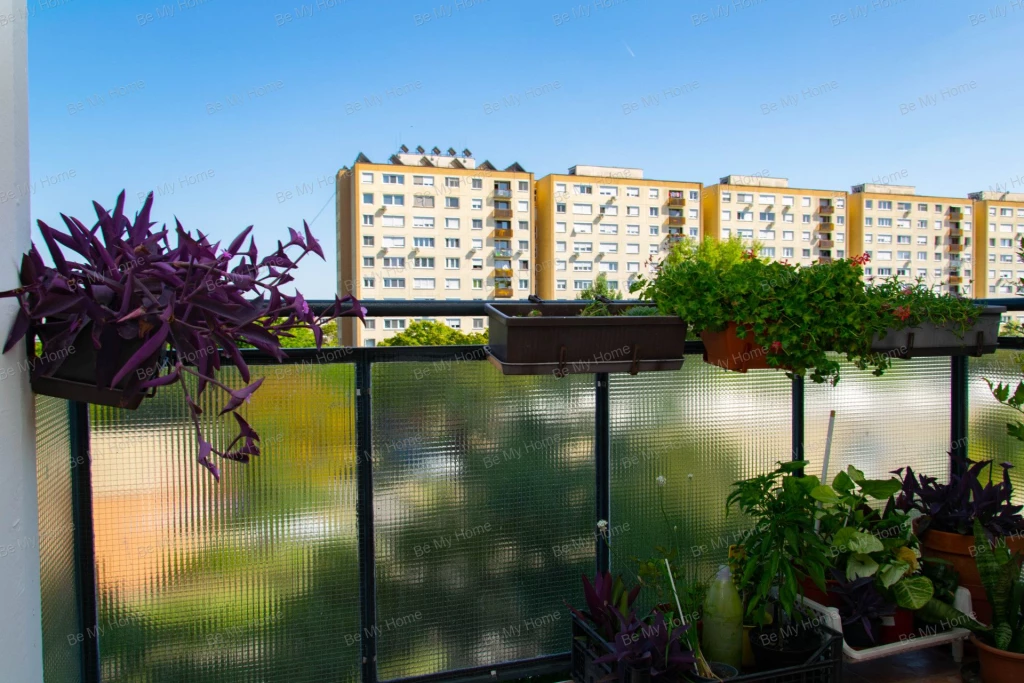 Budapest 20. kerületében 3 szobás panellakás eladó.