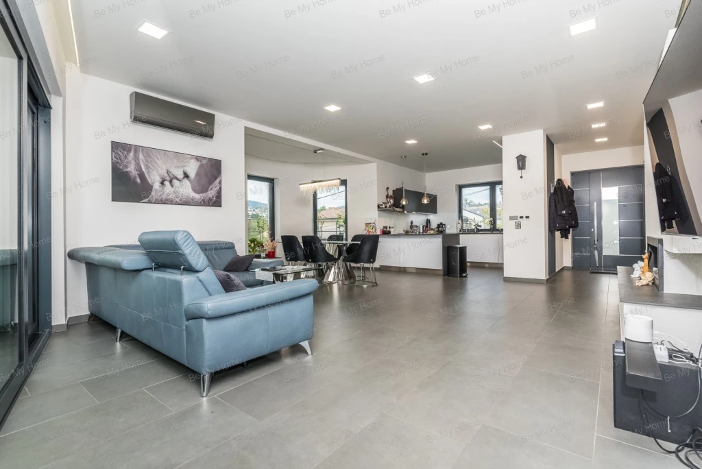 MEDENCÉS CSALÁDI HÁZ PÉTERHEGYEN