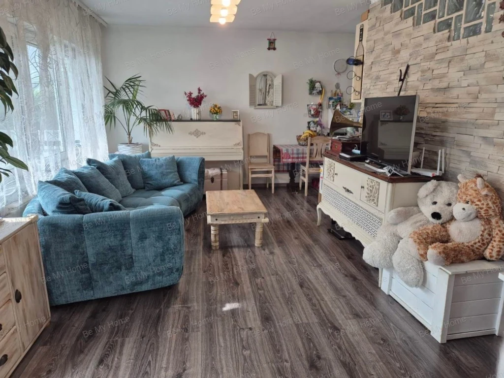 2. kerület. 3 szoba. 67 m2. Kertkapcsolat. Saját medence. Földszint. Autóbeálló. Déli fekvés.