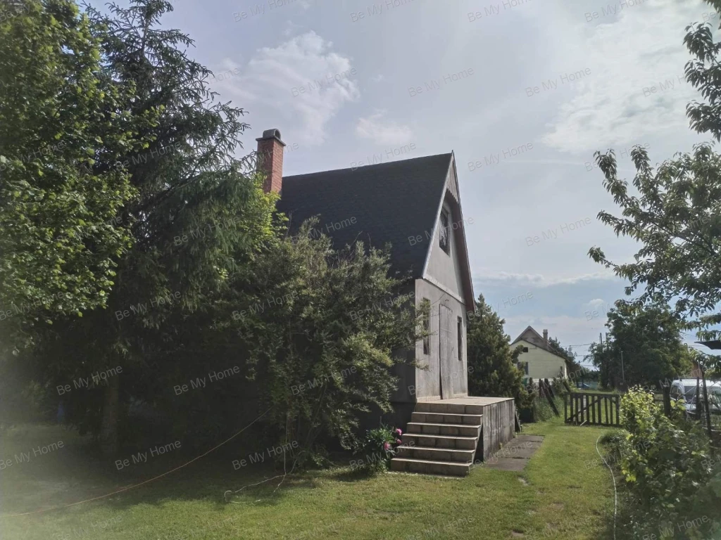 Eladó 1398 nm-es zártkerti telek Vác, Václiget részén, befejezetlen házzal