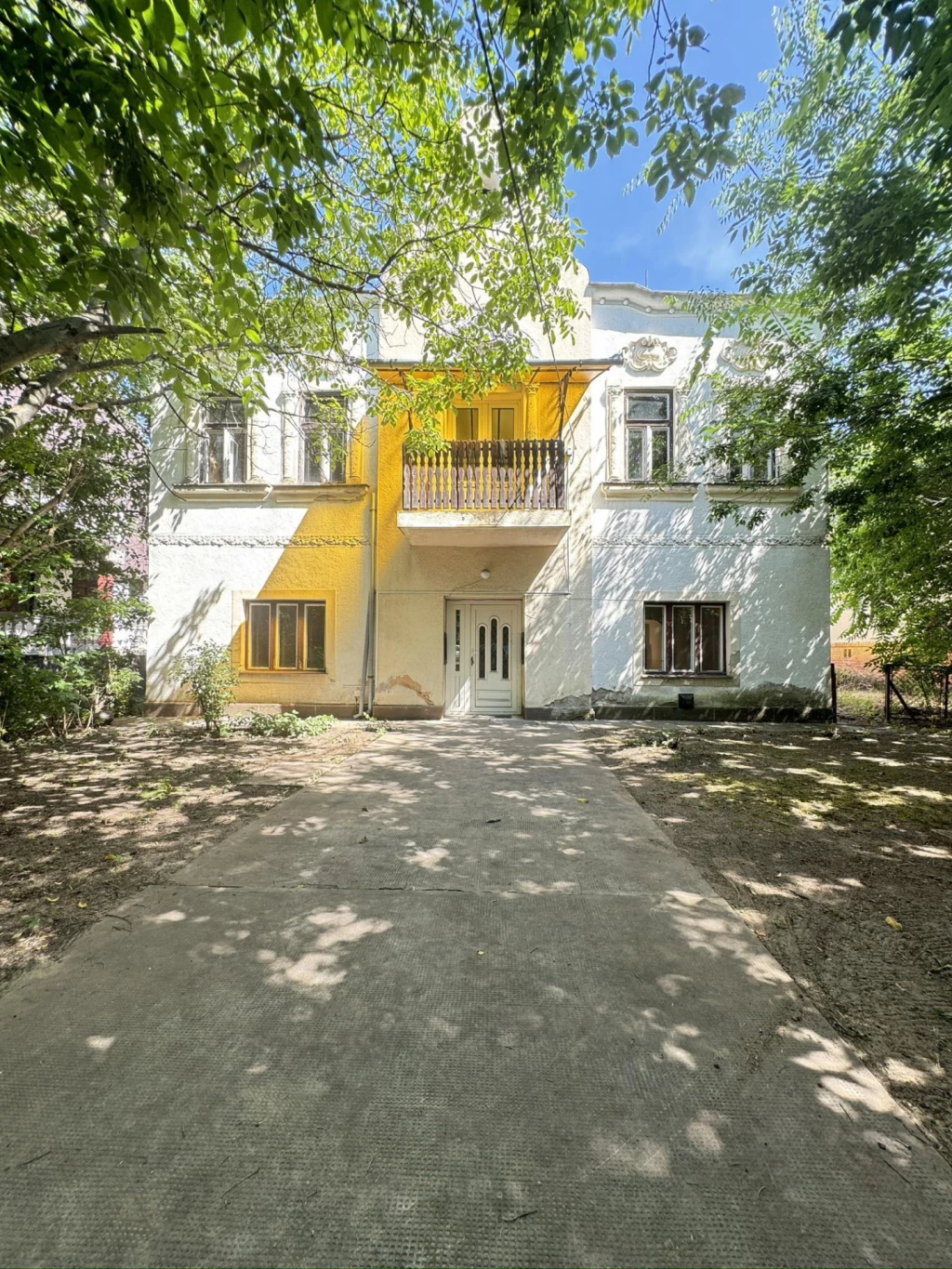 Kivételes Lehetőség Nyíregyháza Szívében: Eladó  Felújítandó Villa Parkosított Kerttel!