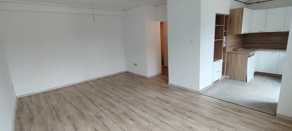 Kertvárosban földszinti, frissen felújított, kertkapcsolatos lakás garázzsal együtt eladó!
