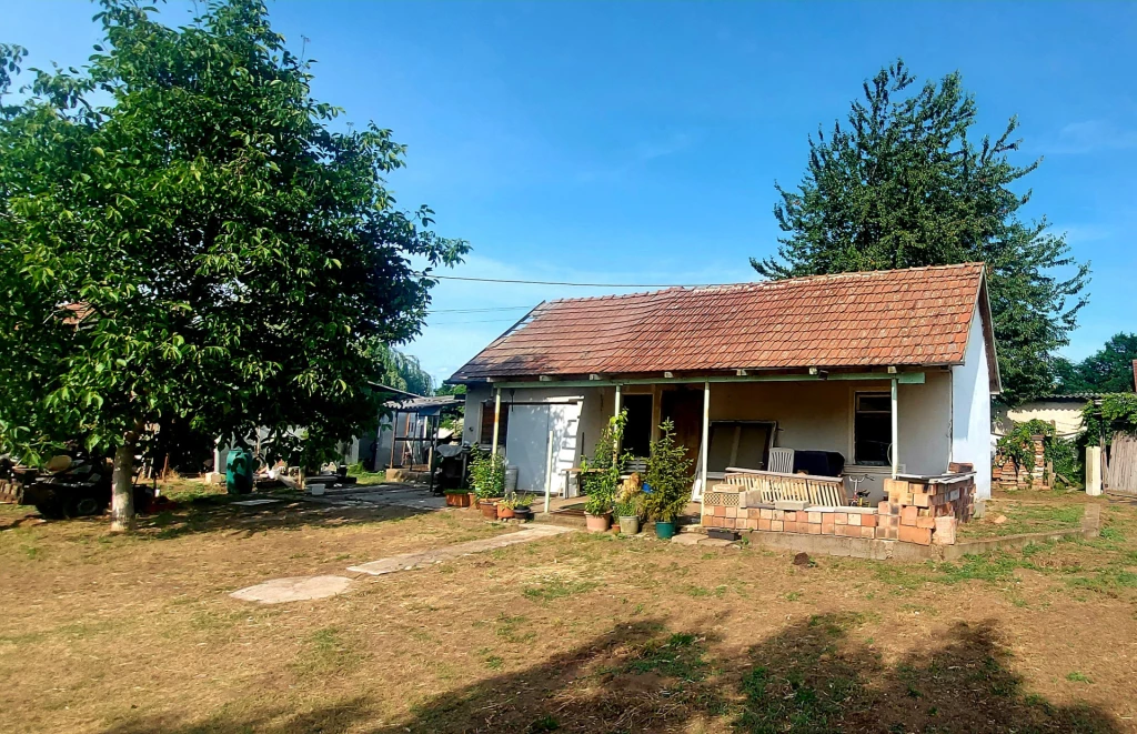 Nyíregyháza - Oros és Borbánya között eladó hétvégi ház dupla telekkel!