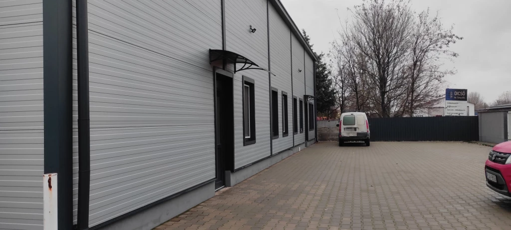 Nyíregyházán raktár helyiség vizes blokkal irodával kiadó