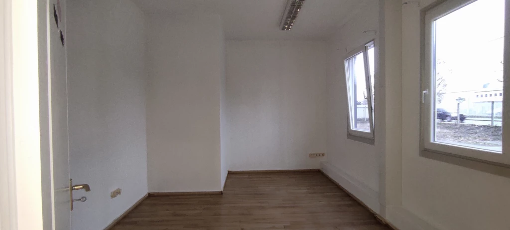 Nyíregyházán raktár kiadó, irodával, vizes blokkal