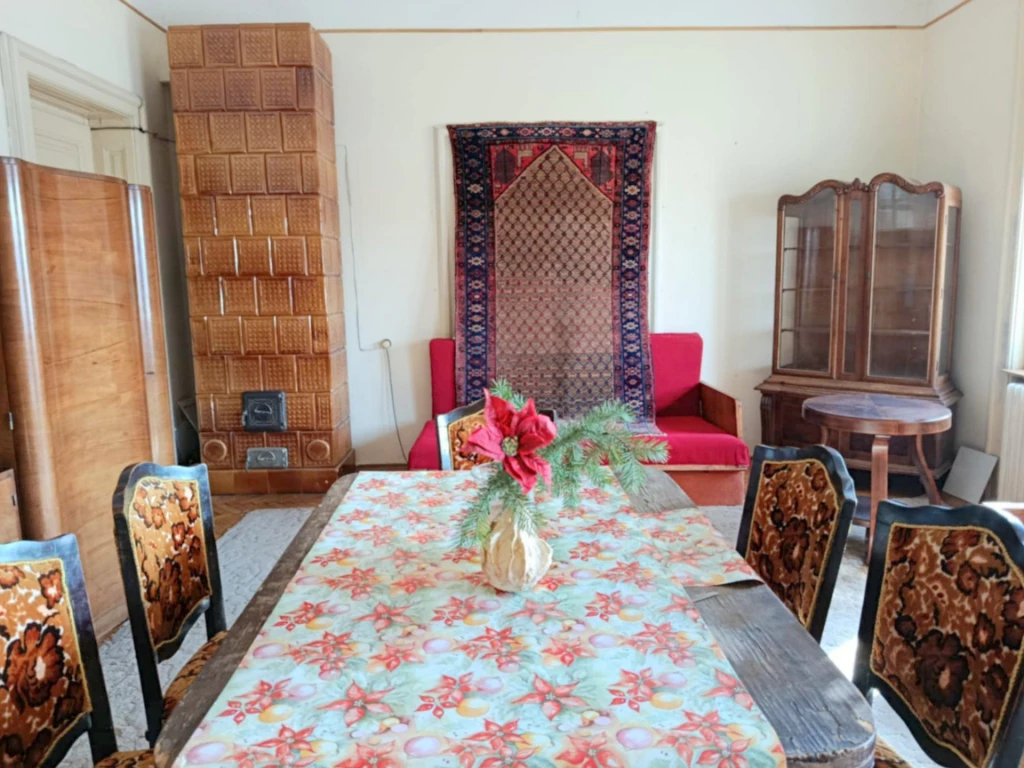 Részben felújítandó, belvárosi nagypolgári lakás keresi új lakóját!