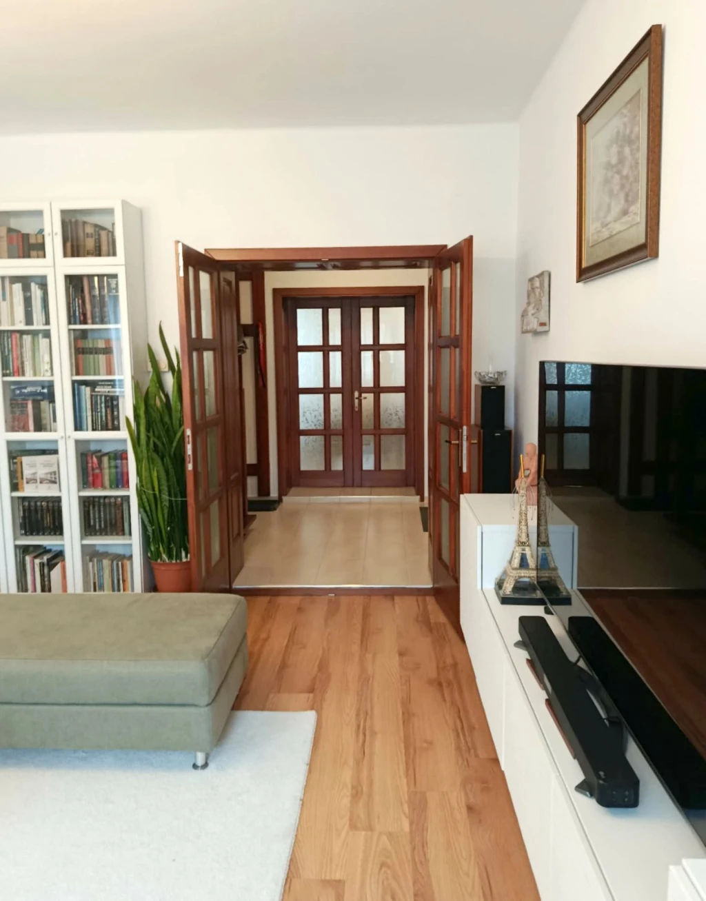 CSENDES BELVÁROSI OTTHON – FELÚJÍTOTT CSALÁDI HÁZ ELADÓ NYÍREGYHÁZÁN