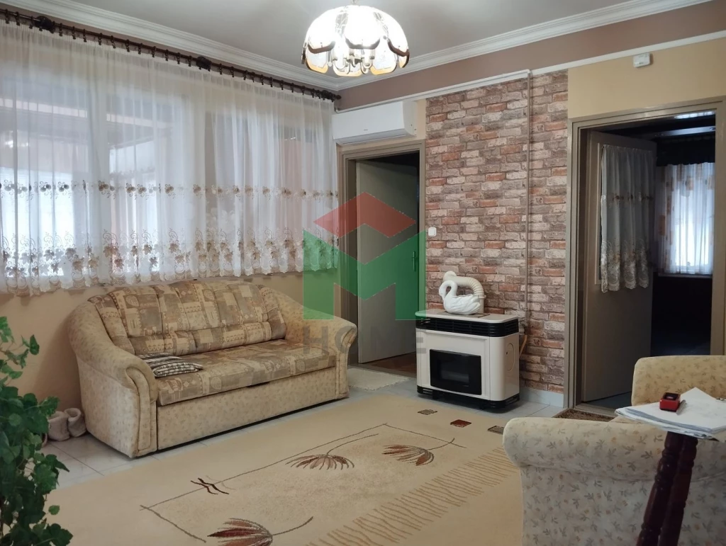 Családi ház udvari apartrmannal