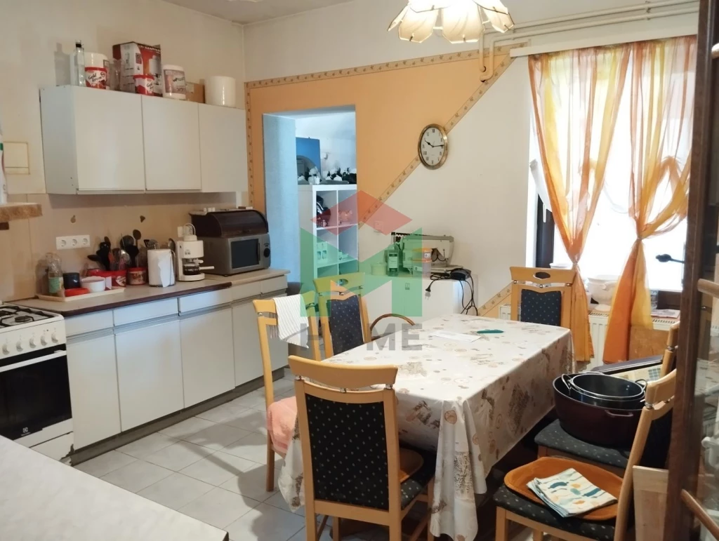 Kétszintes ház medencével Balatonújlakon