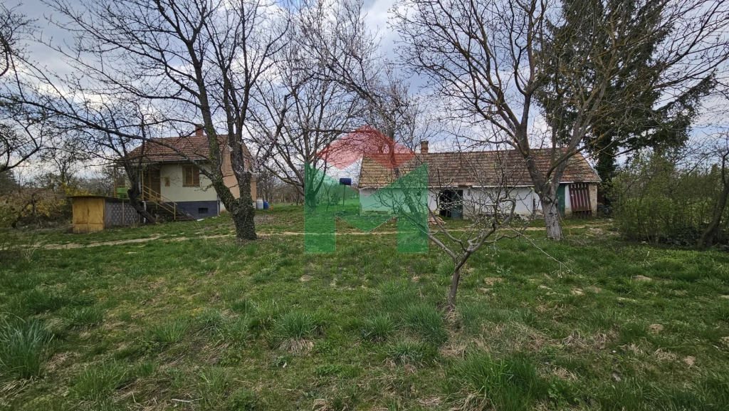 Zártkert két épülettel Marcaliban