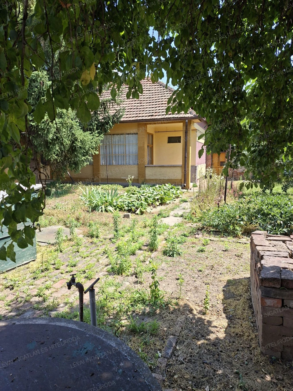 Békéscsabán a Szarvasi úton eladó 120 m2 családi ház.