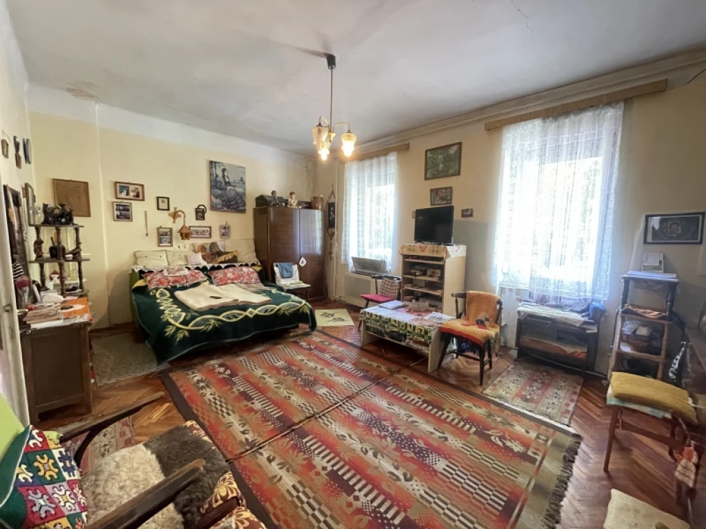 Eladó sorház, Komló
