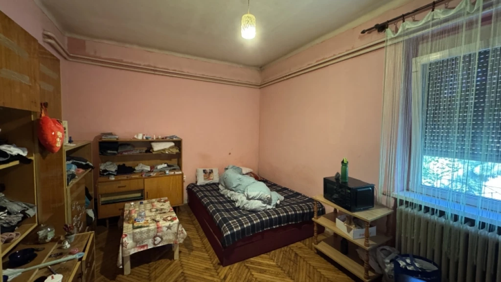 Eladó téglalakás, Komló