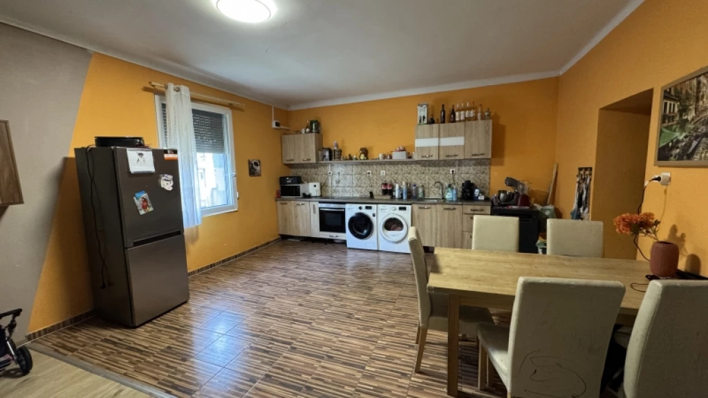Eladó téglalakás, Komló